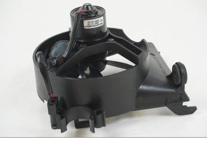 Snett uppifrån på Vattenkylfläkt från en BMW F 650 CS -2002 motorcykel.