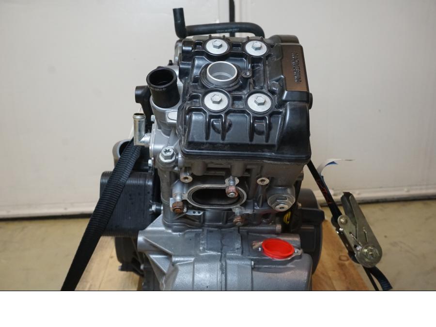 Snett nerifrån på Motor från en KTM 1290 Super Duke R -2022 motorcykel.