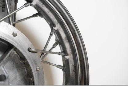 Vänster sida på Fälg från en Suzuki LS 650 -1998 motorcykel.