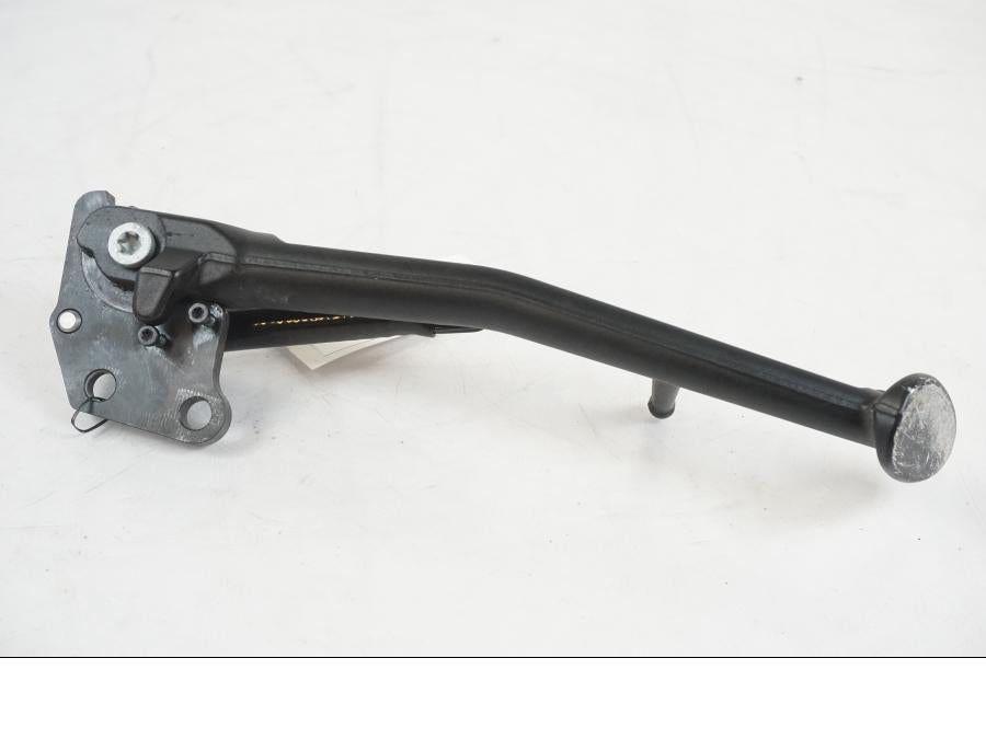 Snett uppifrån på Sidostöd från en KTM 1290 Super Duke R EVO -2023 motorcykel.