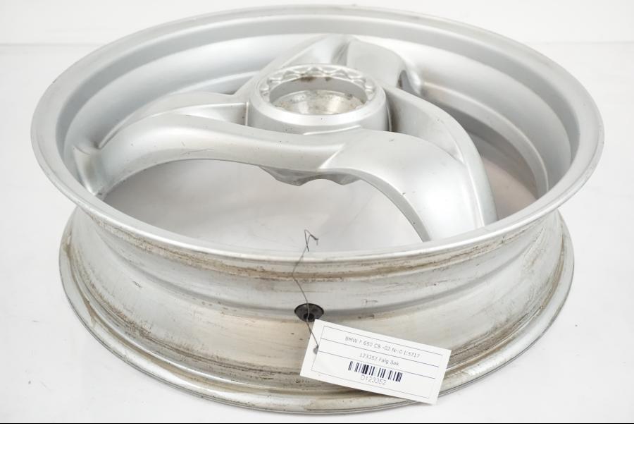 Snett nerifrån på Fälg från en BMW F 650 CS -2002 motorcykel.