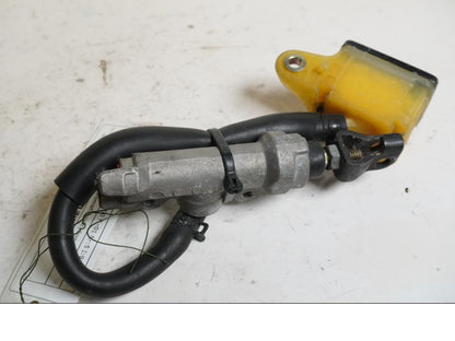 Baksidan på Bromshuvudcylinder från en Honda VTR 1000 F -2001 motorcykel.