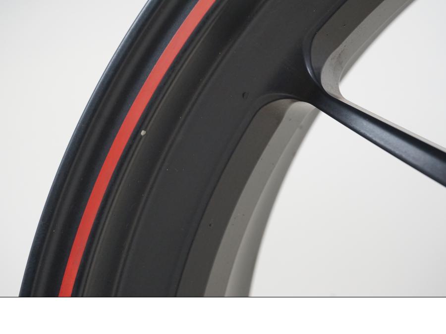 Vänster sida på Fälg från en Ducati Streetfighter S -2011 motorcykel.