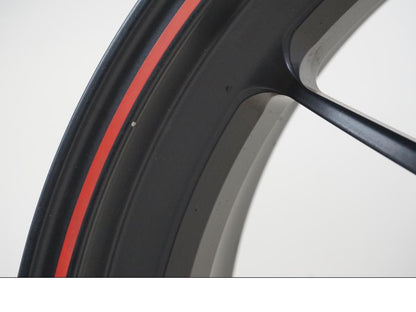 Vänster sida på Fälg från en Ducati Streetfighter S -2011 motorcykel.