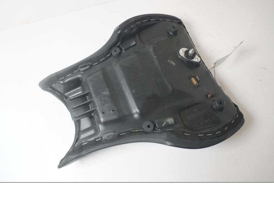 Vänster sida på Sadel från en Triumph Daytona 675 -2011 motorcykel.