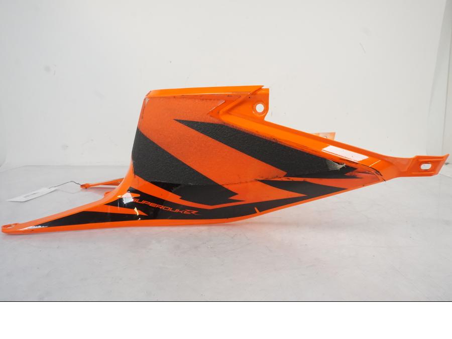 Extrabild1 på Bensintankskåpa från en KTM 1290 Super Duke R -2022 motorcykel.