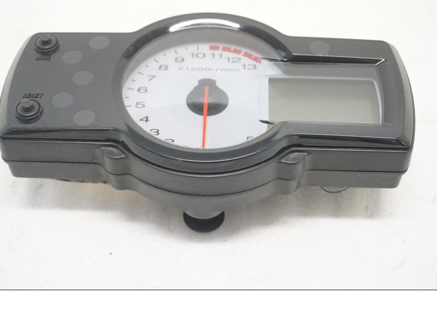 Framsidan på Instrumentpanel från en Kawasaki Versys 650 -2008 motorcykel.