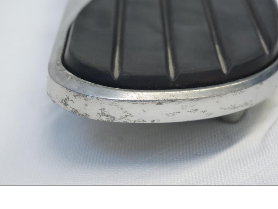 Höger sida på Fotplatta från en Kawasaki VN 900 -2006 motorcykel.