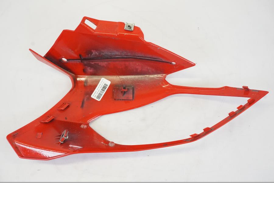 Snett nerifrån på Strålkastarkåpa från en BMW S 1000 XR -2019 motorcykel.