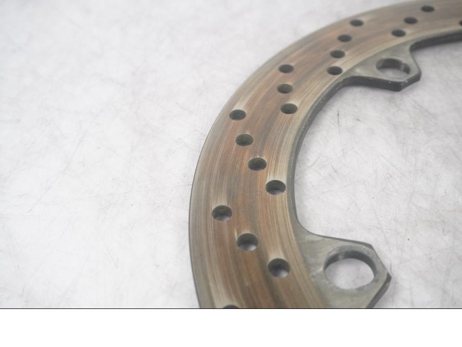 Baksidan på Bromsskiva från en BMW K 1200 RS -1997 motorcykel.