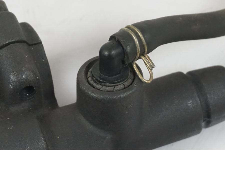 Snett uppifrån på Bromshuvudcylinder från en Aprilia RS 125 -2000 motorcykel.