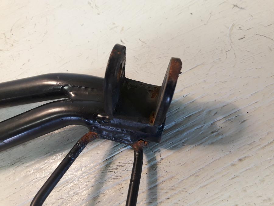 Höger sida på Fotpinnefäste från en Aprilia RS 125 -2017 motorcykel.