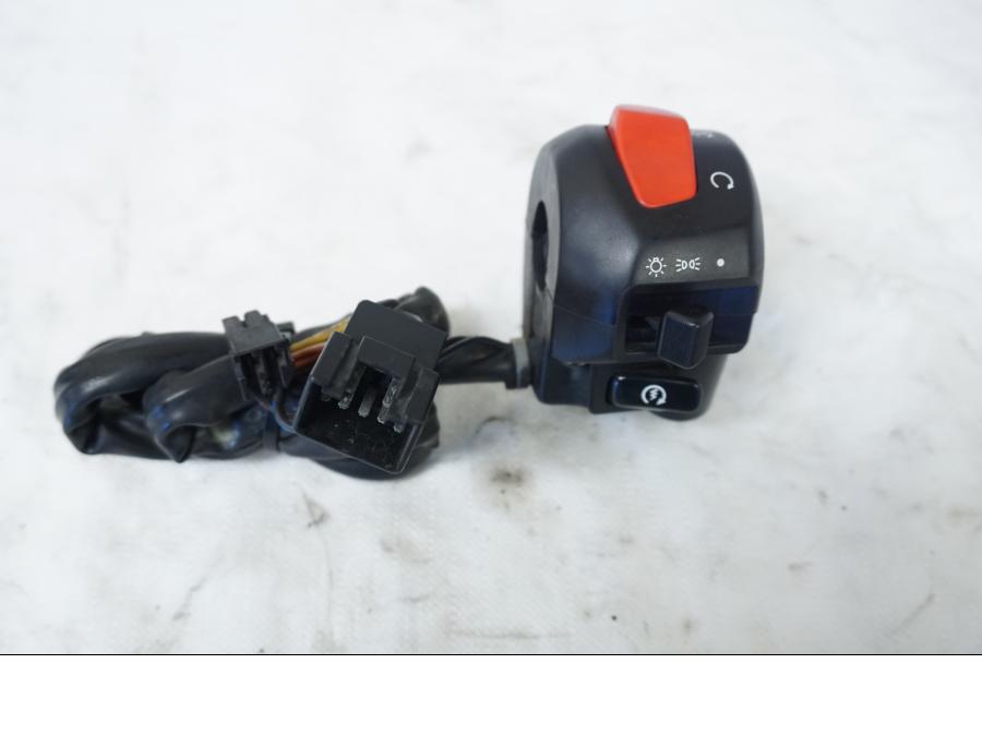 Framsidan på Styrelreglage från en Suzuki GSX-R 750 -2001 motorcykel.