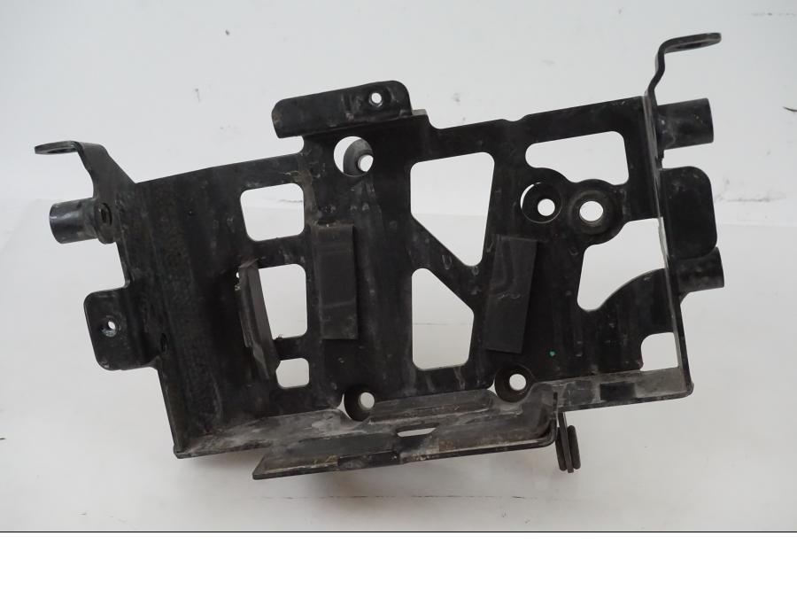 Framsidan på Batterihållare från en H-D Adventure Pan America Special RA1250S -2021 motorcykel.