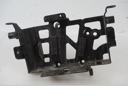 Framsidan på Batterihållare från en H-D Adventure Pan America Special RA1250S -2021 motorcykel.