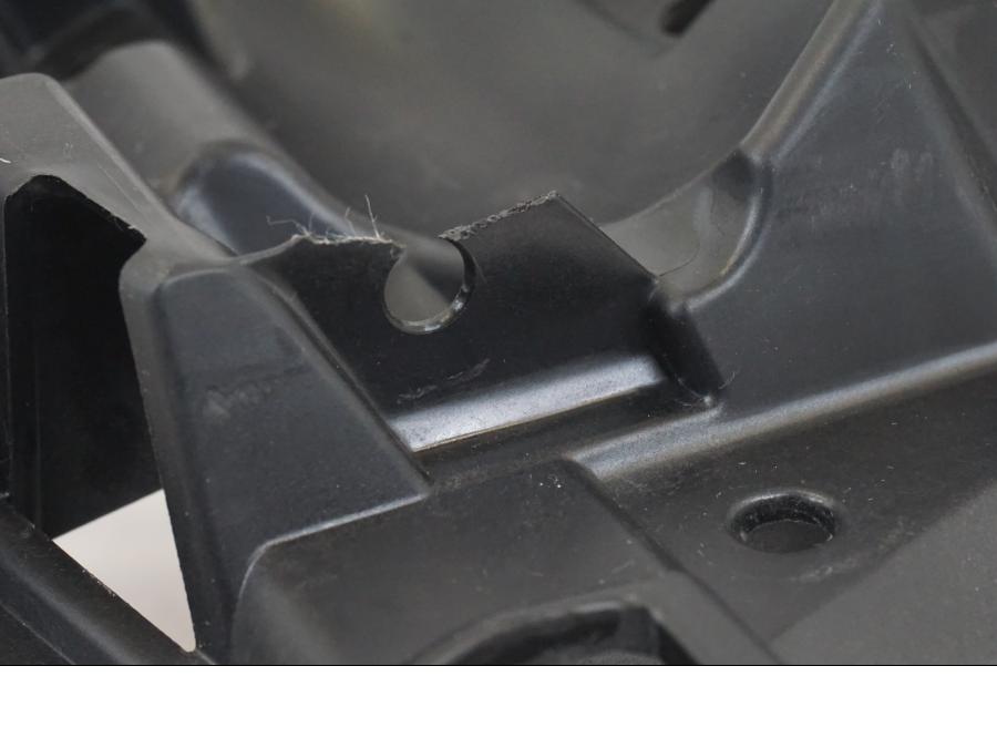 Baksidan på Strålkastarfäste från en Yamaha MT-09 -2021 motorcykel.