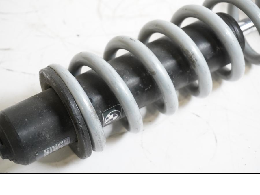 Baksidan på Stötdämpare från en BMW R 1150 R -2001 motorcykel.