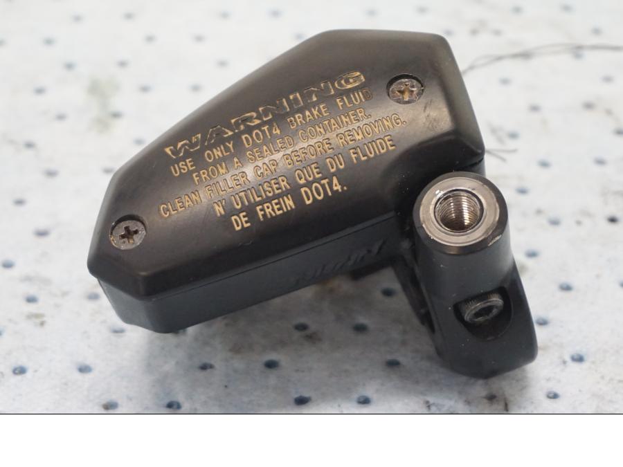 Baksidan på Bromshuvudcylinder från en Kawasaki Z 650 ABS -2020 motorcykel.