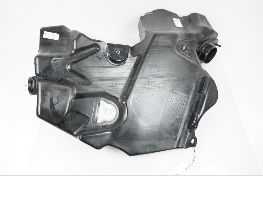 Snett uppifrån på Bensintank från en KTM 1290 Super Adventure S -2022 motorcykel.