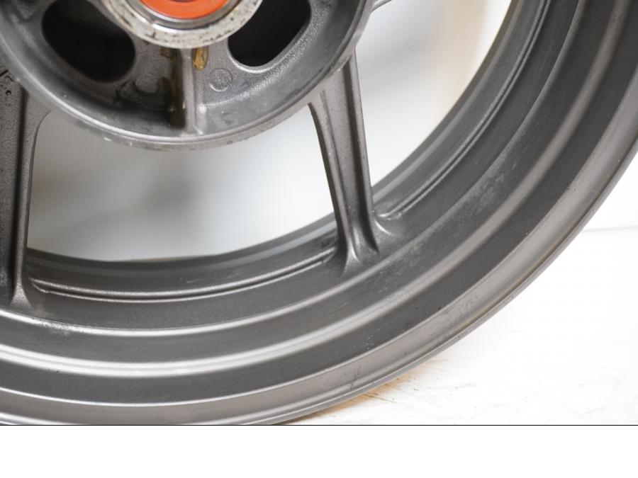 Extrabild3 på Fälg från en Kawasaki Versys 1000 -2012 motorcykel.