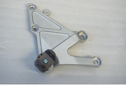 Framsidan på Fotpinnefäste från en Honda CBR 600 RR -2004 motorcykel.