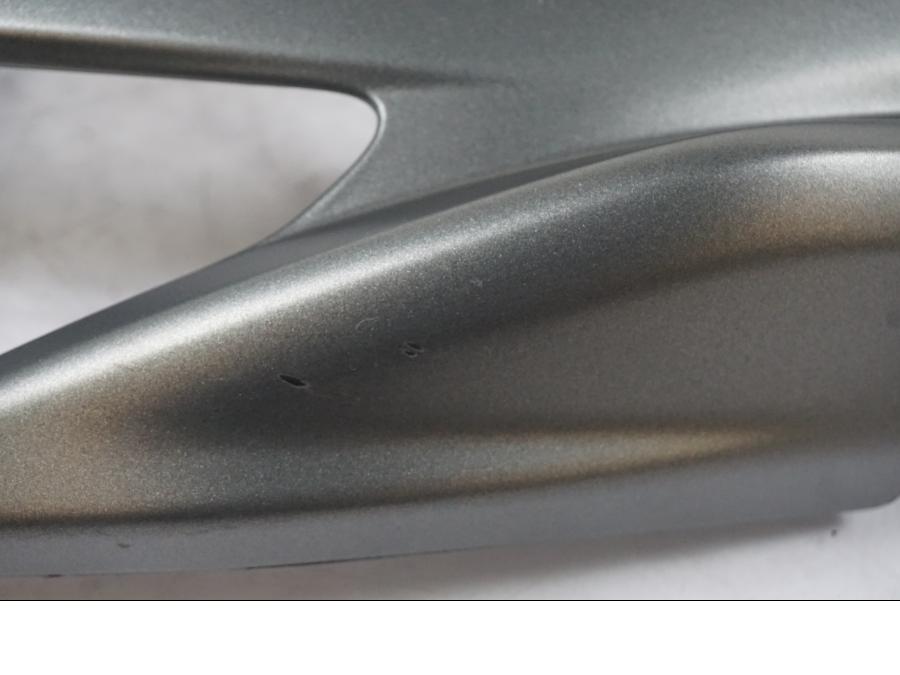 Vänster sida på Toppkåpa från en Yamaha Aerox 4 -2020 moped.