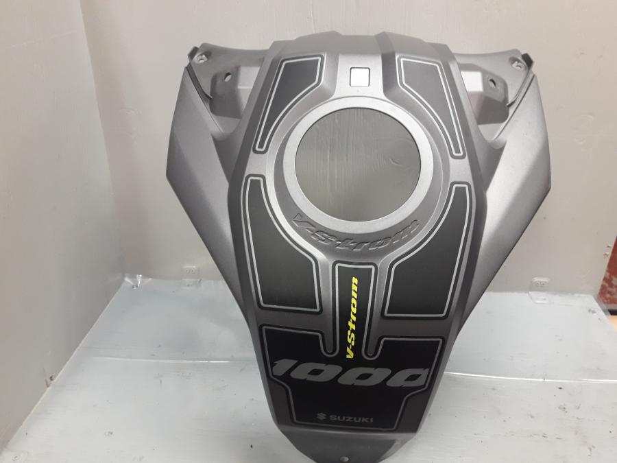 Framsidan på Bensintankskåpa från en Suzuki DL 1000 -2018 motorcykel.
