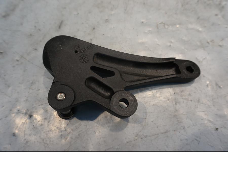 Baksidan på Fotpinnefäste från en Ducati Diavel -2015 motorcykel.