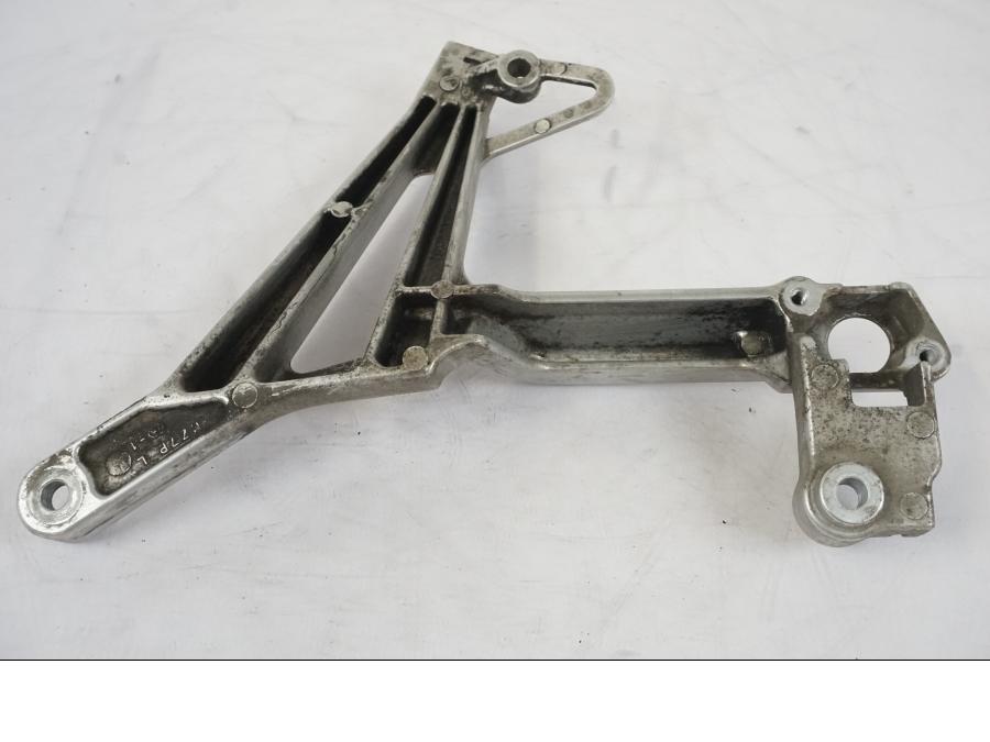 Vänster sida på Fotpinnefäste från en Honda VFR 750 -1994 motorcykel.