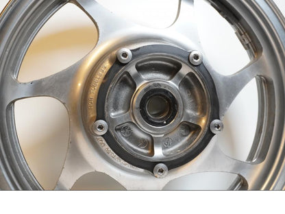 Baksidan på Fälg från en Kawasaki VN 2000 -2006 motorcykel.