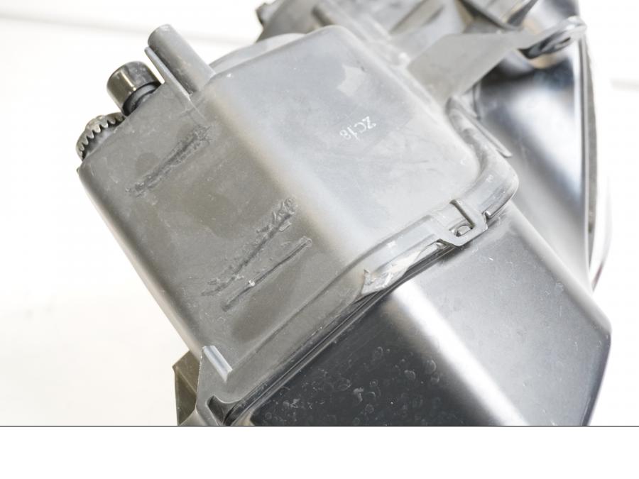 Snett nerifrån på Strålkastare från en Kawasaki ZZ-R 1400 -2010 motorcykel.