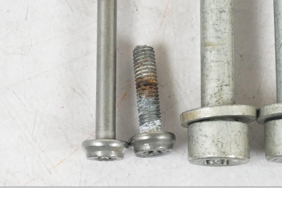 Höger sida på Skruv / Mutter etc från en BMW R 1200 GSA -2014 motorcykel.