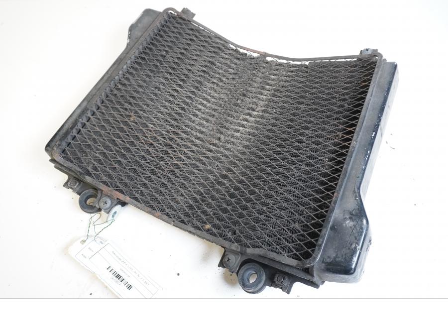 Framsidan på Vattenkyl från en Kawasaki ZZR 1100 -1991 motorcykel.