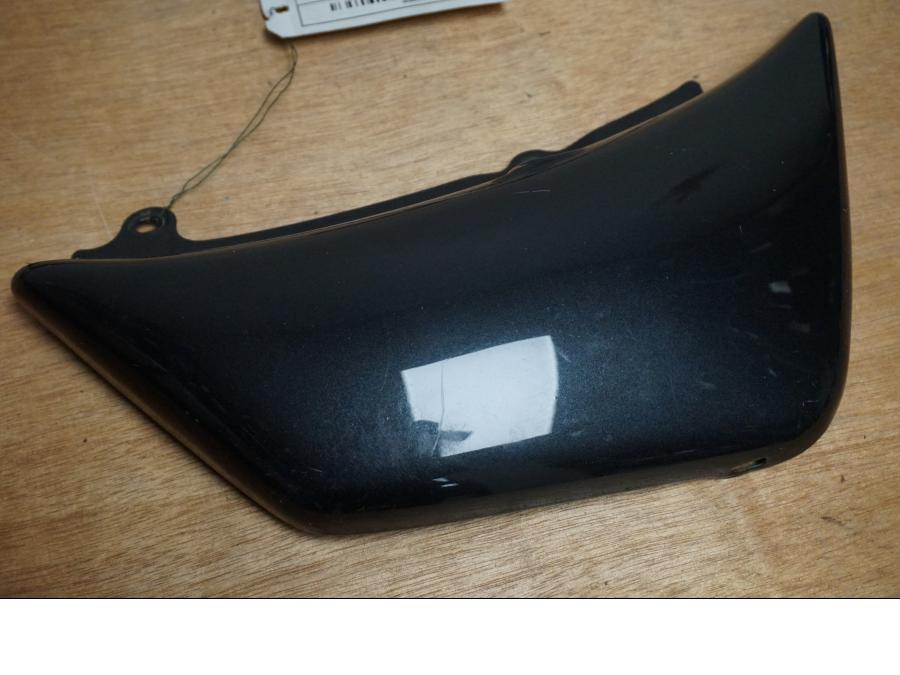 Framsidan på Sidopanel från en Suzuki VS 1400 -1999 motorcykel.