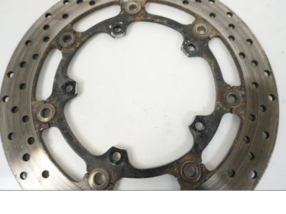 Snett nerifrån på Bromsskiva från en Yamaha YZF R6 -2006 motorcykel.