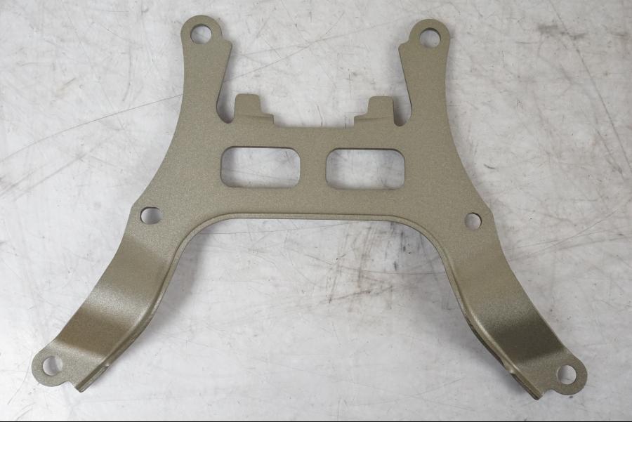 Snett uppifrån på Vindrutefäste från en Yamaha Tracer 900 -2016 motorcykel.