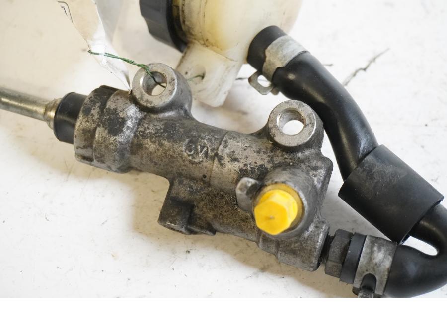 Baksidan på Bromshuvudcylinder från en Kawasaki ZX-10 -1990 motorcykel.