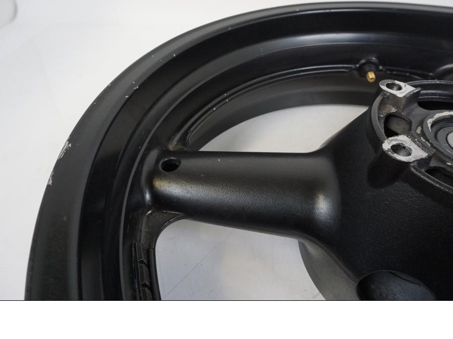 Höger sida på Fälg från en Suzuki GSX 600 F -1998 motorcykel.