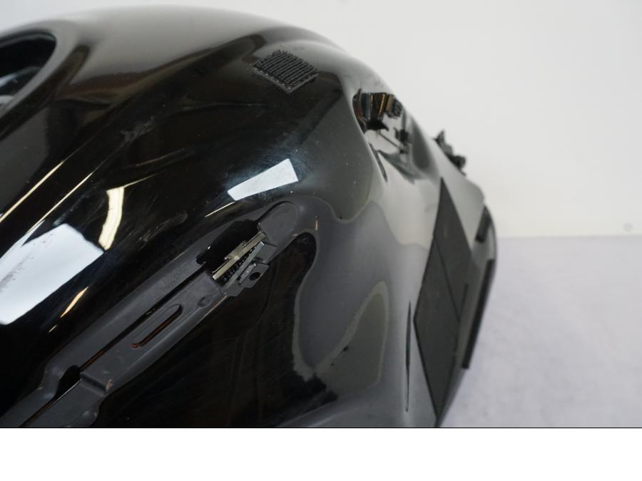 Snett nerifrån på Bensintank från en Honda VFR 1200 -2010 motorcykel.