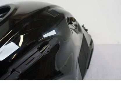 Snett nerifrån på Bensintank från en Honda VFR 1200 -2010 motorcykel.