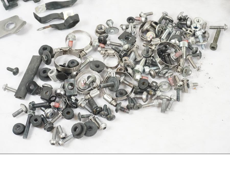 Baksidan på Skruv / Mutter etc från en Kawasaki ZX-6R -2011 motorcykel.