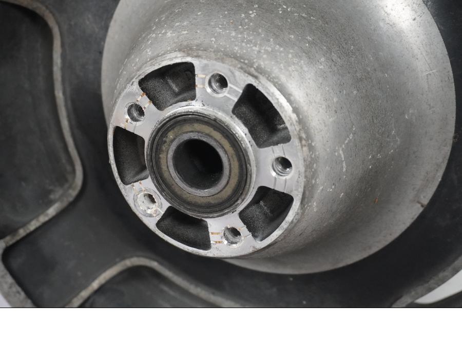 Vänster sida på Fälg från en H-D Touring Street Glide FLHX -2009 motorcykel.