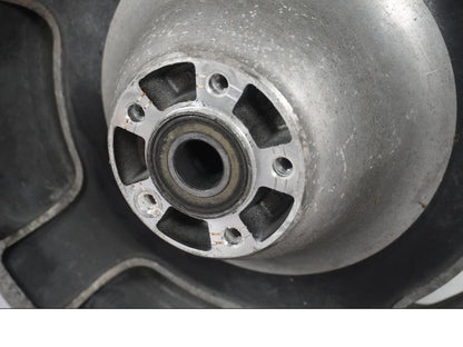 Vänster sida på Fälg från en H-D Touring Street Glide FLHX -2009 motorcykel.