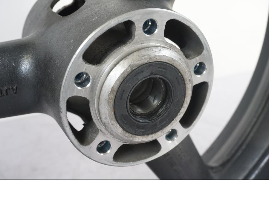 Extrabild2 på Fälg från en Suzuki GSX 1300 RX -1999 motorcykel.