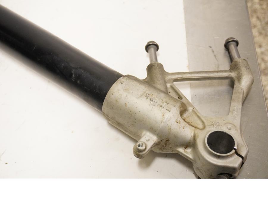 Snett uppifrån på Gaffelben från en BMW R 1200 GSA -2014 motorcykel.