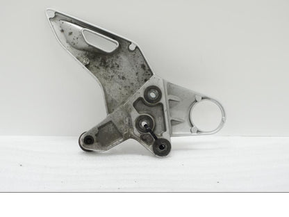 Baksidan på Fotpinnefäste från en Suzuki GSX 1300 BK -2008 motorcykel.