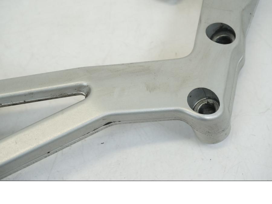 Höger sida på Fotpinnefäste inre från en Ducati Streetfighter V4 -2020 motorcykel.