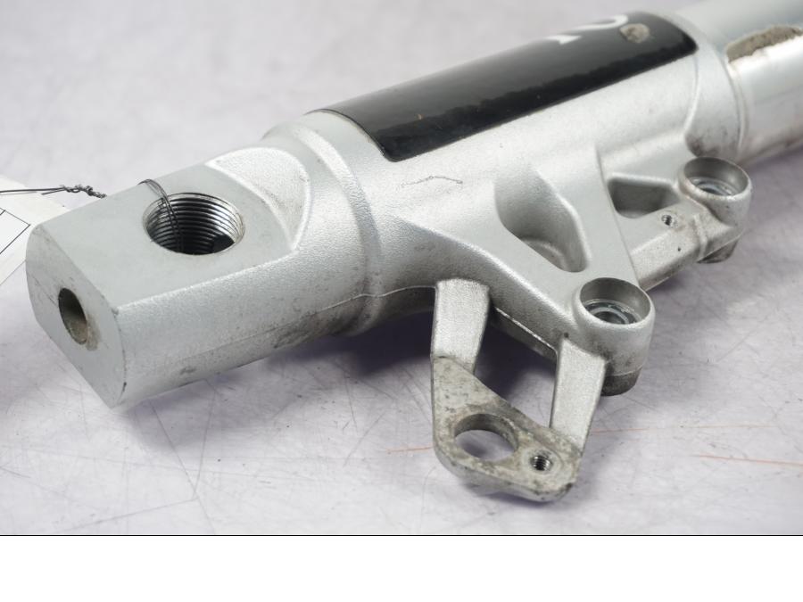 Baksidan på Gaffelben från en BMW R 1200 GS -2005 motorcykel.