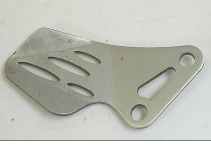 Baksidan på Fotpinnehälskydd från en Yamaha YZF 1000 R1 -2009 motorcykel.