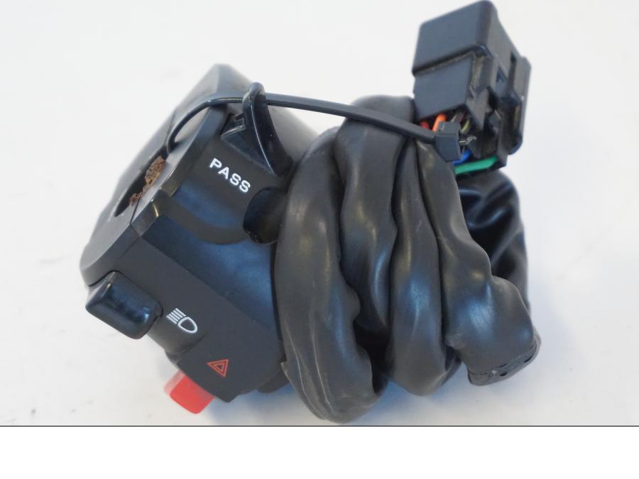 Vänster sida på Styrelreglage från en Kawasaki ER-6N -2012 motorcykel.